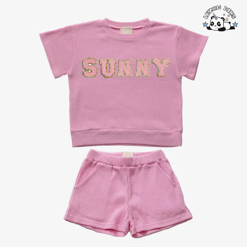 LEZONKIDS - Novo Produto Explosão Letras Personalizadas Conjunto de Roupas de Menina Fofo Conjuntos de Roupas de Meninas para Verão